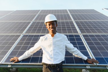 Afrika kökenli Amerikalı mühendis kollarını açıp gülümserken yenilenebilir enerji ve sürdürülebilir teknolojiyi destekliyor.