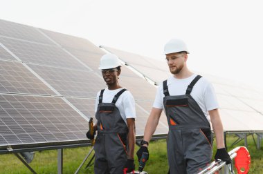 Çeşitli mühendisler yenilenebilir enerji güneş panelleri kurulumu, temiz enerji ve sürdürülebilir gelecek üzerine çalışıyorlar.