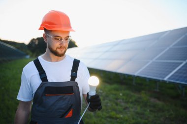 Yenilenebilir enerji teknisyeni güneş paneli alanında sürdürülebilir güç ve yeniliği temsil eden bir fikir veya çözüm buluyor