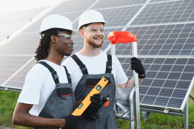 Çeşitli mühendisler yenilenebilir enerji kurulumu üzerinde çalışarak sürdürülebilir enerji üretimini sağlıyorlar.