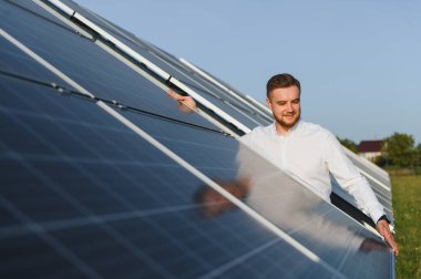 Bir güneş enerjisi santralinde çalışan mühendis sürdürülebilirlik için verimli bir temiz elektrik üretimi sağlıyor.