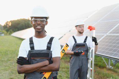 Güneş enerjisi ve sürdürülebilir teknolojiye adanmış iki farklı mühendis bir güneş enerjisi santralinde çalışıyor.