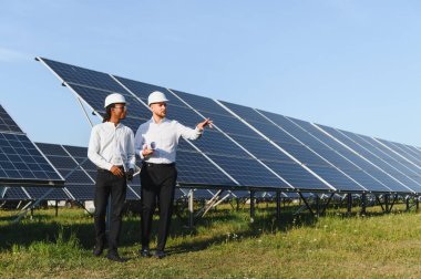 Fotovoltaik elektrik santrali kurulumunu planlayan, yeşil enerji ve sürdürülebilirliğe katkıda bulunan çeşitli mühendisler