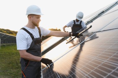 Yeni fotovoltaik modüller kuran sabit kasklı mühendisler, sürdürülebilir temiz enerji üretimine katkıda bulunuyorlar