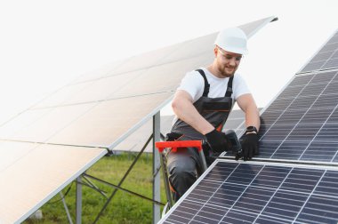 Güneş enerjisi panelleri kuran teknisyen. Yenilenebilir enerji, sürdürülebilirlik ve yeşil enerji üretiminin teşvik edilmesi