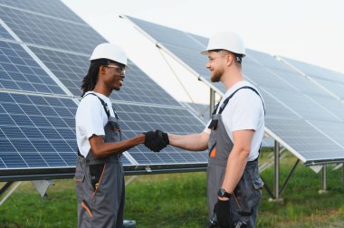 Çeşitli mühendisler yenilenebilir enerji çözümlerini ve bir güneş paneli enerji santralinde başarılı bir ortaklığı tartışıyor