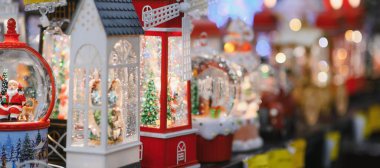Güzel kar küreleri ve satılık dekoratif fenerler. Kış sahneleri ve Noel Baba figürleriyle.