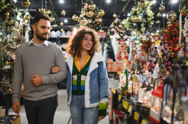 Mutlu çift bir mağazada dekorasyon yapmayı seçiyor. Evlerini gelecek tatil sezonuna hazırlıyorlar.