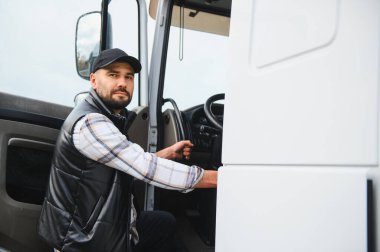 Minibüs kapısından dışarı atlayan şapkalı ve yelekli bir adam lojistik, teslimat ve ulaşım sektöründe kariyer sahibi.