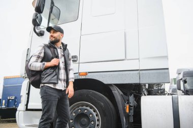 Kamyon şoförü, ticari kamyonetinin yanında sırt çantalı. Lojistik, ulaşım, nakliye...