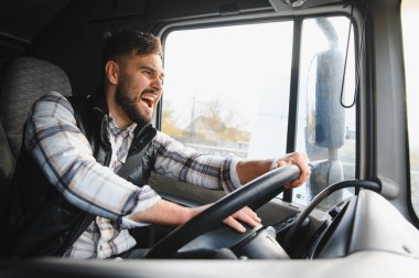 Korna çalarken bağıran sinirli sürücü yolda stres ve hüsran gösteriyor. Trafik ve duygusal sorunlar yaşanıyor