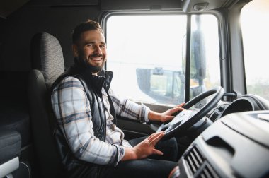 Kamyon süren, lojistik, ulaşım ve iş memnuniyetini temsil eden mutlu, profesyonel bir adam.