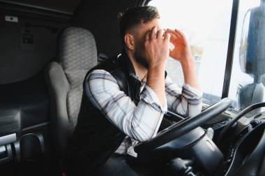 Kamyon şoförü stresli, uzun bir yolculuk sırasında baş ağrısı ya da yorgunluk çekiyor. İş stresi ve yorgunluğu kavramı