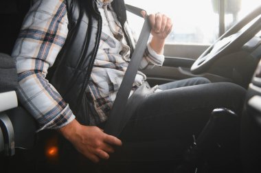 Yolculuğa başlamadan önce emniyet kemerini takın. Seyahat sırasında yol güvenliğini ve yasal uyumu sağlayın.