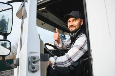 Profesyonel kamyon şoförü gülümsüyor ve onaylıyor. Ulaşım ve lojistikte başarıyı temsil ediyor.