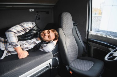 Kamyon şoförü takside uyuyor. Uzun bir yolculuktan sonra dinlenmek, işe ara vermek. Yorgunluk ve ulaşım kavramı