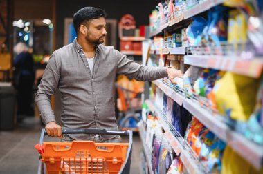 Deterjan ve kuru temizlemeci alışverişi, markete el arabası sokma, sepeti doldurma.