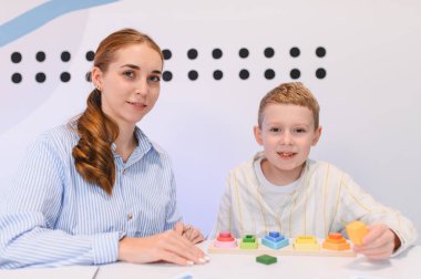 Öğretmenle öğrenme oturumunda, eğitim ve bilişsel gelişime odaklanan, gelişim oyuncağıyla etkileşime giren çocuk