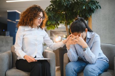 Psikolog, akıl sağlığı ve duygusal refahı üzerine yoğunlaşan danışmanlık seansı sırasında sıkıntılı bir Hintli hastaya destek öneriyor.