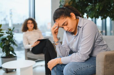 Stresli Hintli kadın bir psikoloğa danışmak için oturuyor, akıl sağlığı sorunlarını tartışıyor ve profesyonel yardım arıyor.