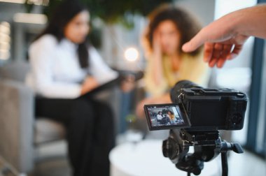 Bir hastaya terapi uygulayan Hintli bir kadın psikoloğun belgeseli, akıl sağlığı için samimi bir konuşma kaydediyor.