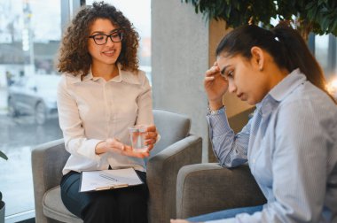 Hintli psikolog, akli dengesi bozuk bir hastaya destek ve bakım öneriyor.