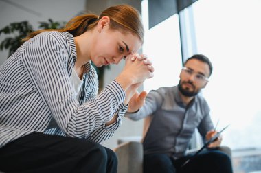 Terapi seansında duygusal acıyla boğuşan bir kadın. Psikolog bir hastaya yardım ve destek veriyor. Ruh sağlığı konsepti