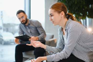 Genç kadın konuşuyor, erkek psikologla sorunlarını tartışıyor, akıl sağlığı desteği, danışmanlık ve psikoterapi kavramı