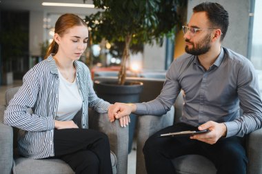 Genç bir kadın zihinsel sağlık danışmanlığı sırasında kendini sıkıntılı hissediyor, psikoloğun rahatını ve yardımını buluyor.