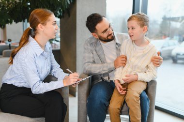 Psikolog bir baba ve oğluyla ruh sağlığını tartışıyor, aile danışmanlığı ve destek öneriyor.