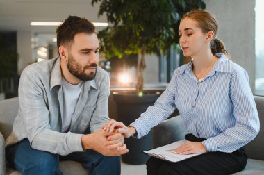 Genç bir adam kadın bir psikologla psikoterapi seansı yapıyor. Ruh sağlığı ve duygusal durumu tartışıyorlar.
