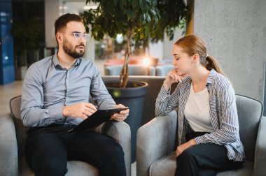 Psikolog genç bir bayana profesyonel destek ve rehberlik sağlıyor, ruh sağlığı ve duygusal sağlığa yardımcı oluyor.
