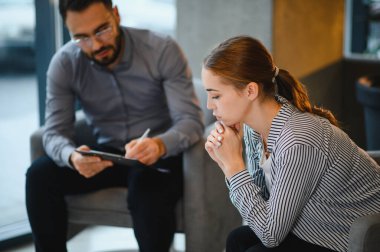 Ruh sağlığı, destek ve tedavi seçeneklerini empati ve bakım ile tartışan özel bir danışma toplantısında hasta ve terapist