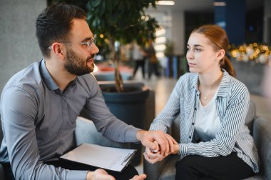 Psikolog genç bir kadına duygusal destek ve danışmanlık veriyor, akıl sağlığı ve profesyonel yardım alıyor.