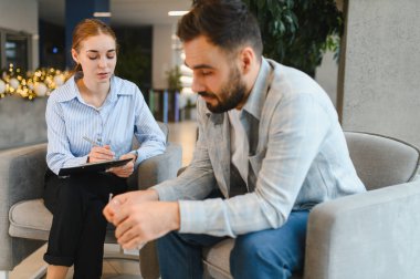 Profesyonel psikologla sorunları tartışan, akıl sağlığı ve refah için destek alan ve danışmanlık alan bir adam