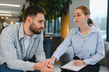 Depresyonda hisseden bir adam psikologla konuşur, akıl sağlığı danışmanlığı sırasında destek ve tavsiye alır.