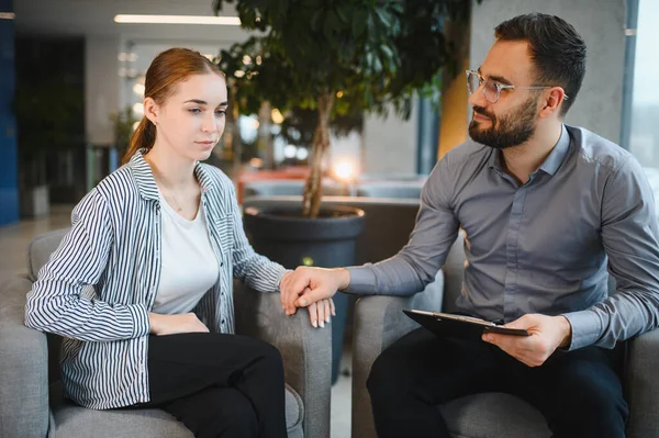 Genç bir kadın terapi seansı sırasında erkek psikologdan duygusal destek ve teselli almaktan rahatsız oluyor.