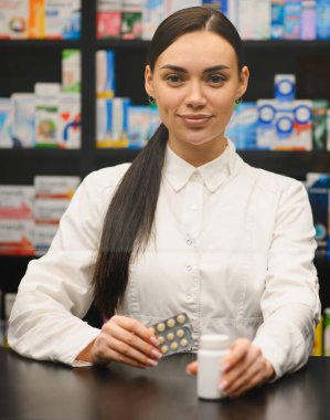 Eczane tezgahında müşterilere yardım eden, ilaç ve ilaç konteynırı satan veya reçeteli ilaç veren sağlık hizmetleri uzmanı.