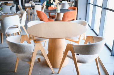 Mobilyalar rahat bir iç mekan yaratıyor. Konukseverlik ya da ev dekorasyonu için mükemmel. Yuvarlak masa ve yumuşak koltuklar.