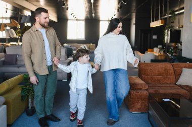 Ebeveynler çocuğuyla el ele tutuşur, evleri için rahat bir kanepe seçer, şık bir dekor satın alırlar.