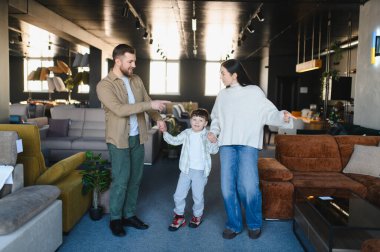 Ebeveynler ve çocuklar evleri için yeni kanepe ve mobilyalar seçerek rahat bir yaşam alanı yaratıyorlar.