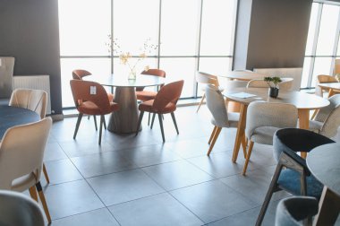 Çeşitli yemek masaları ve sandalyeleri olan modern mobilya galerisi, ev içi veya konukseverlik işleri için çağdaş tasarım sergisi