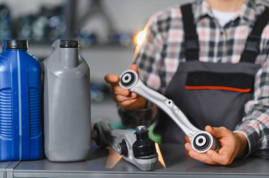 Otomatik mekanik eller yeni bir araba süspansiyon kontrol kolu ve top eklemli, araç bakım hizmeti için hazırlanıyor