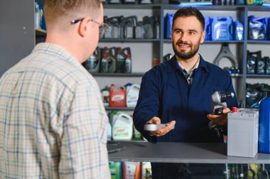 Tamirhanede mükemmel müşteri hizmetleri sunan mekanik, uygun otomotiv parçaları ve araç aküsü öneriyor