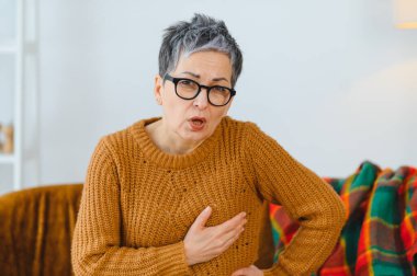 Evde koltukta oturan olgun bir kadın göğüs ağrısı ve nefes darlığı çekiyor.