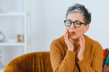 Son sınıf öğrencisi dişleri ağrıyormuş, iki eliyle yanağını tutmuş ve rahatsızlığını dile getiriyormuş.