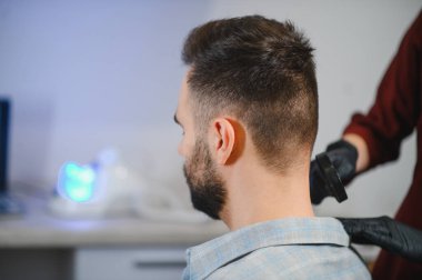 Doktor potansiyel risk ve değişimler için deriyi kontrol ediyor. Sağlık ve sağlık için tıbbi muayeneden geçen hasta