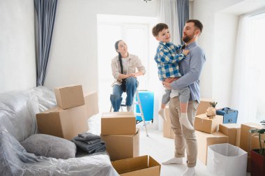Aile sevinçten havalara uçuyor, yeni bir daireye taşınıyor ya da karton kutularla çevrili bir eve taşınıyor.