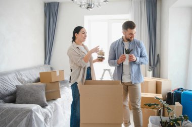 Dekoratif eşyalar ve bitkiler yeni evlerindeki kutuları taşıyarak ortak bir yaşam alanına geçiyorlar.