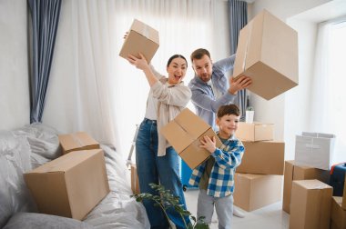 Mutlu aile yeni bir eve taşınıyor. Taşınırken karton kutular dolusu heyecan ve neşe taşıyor.